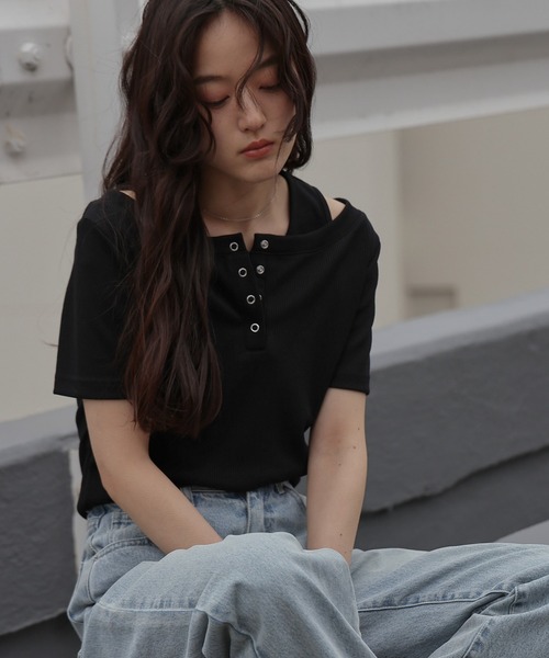COLONY 2139（コロニートゥーワンスリーナイン）の「テレコレイヤードヘンリーネック半袖Tシャツ（Tシャツ/カットソー・レディース・グレー/ブラック/イエロー・FREE）」の5枚目の写真