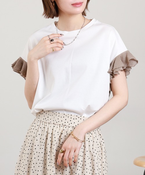 EGLANTINE（エグランティーヌ）の「EGLANTINE 袖ニットフリルカットソー 半袖（Tシャツ/カットソー・レディース・グレイッシュベージュ/コーラル/ブラック/オフホワイト・38）」の2枚目の写真