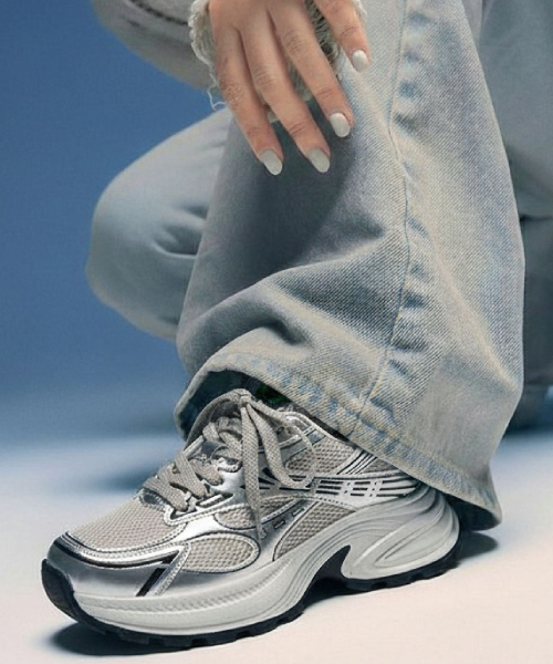 CLLIB(クリブ)の「COSHER SNEAKERS スタンディングスニーカー7CM -CL0702 (3カラー)(スニーカー・レディース・シルバー/ブラック/グレー・23cm/23.5cm/24cm/24.5cm/25cm)」の4枚目の写真