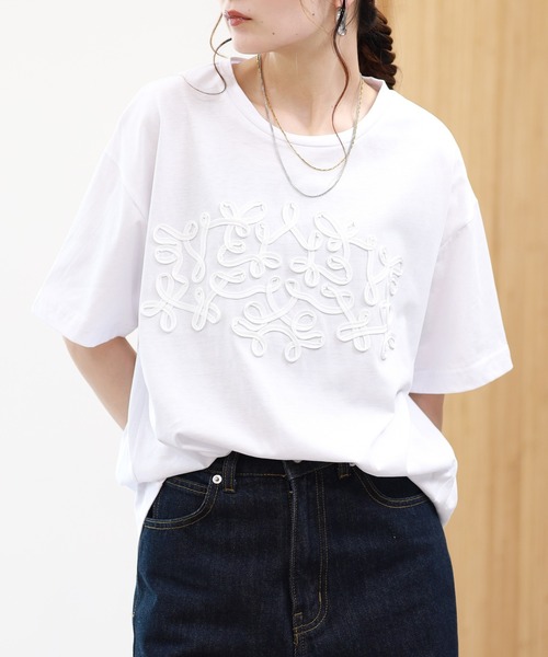 EGLANTINE(エグランティーヌ)の「EGLANTINE コード刺繍半袖Tシャツ(Tシャツ/カットソー・レディース・ブラック/オフホワイト・38)」の2枚目の写真