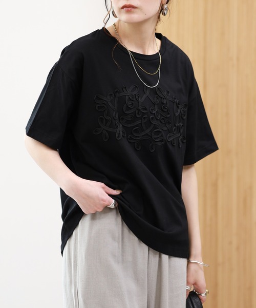 EGLANTINE(エグランティーヌ)の「EGLANTINE コード刺繍半袖Tシャツ(Tシャツ/カットソー・レディース・ブラック/オフホワイト・38)」の4枚目の写真