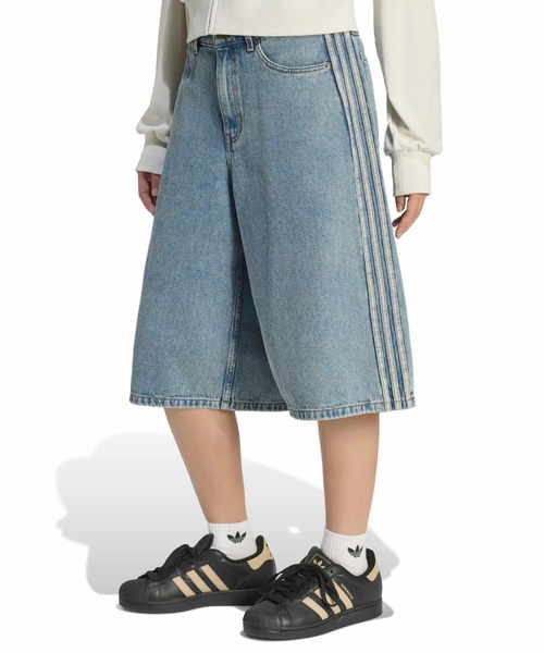 adidas（アディダス）の「adidas FIREBIRD JORTS DENIM / アディダス ファイヤーバード ジョーツ デニム（デニムパンツ・レディース・ライトインディゴブルー・S/M/L）」の2枚目の写真