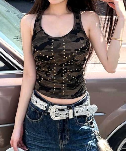 SHEENA(シーナ)の「カモフラ柄スタッズタンクトップ(タンクトップ・レディース・カーキ・M)」の2枚目の写真