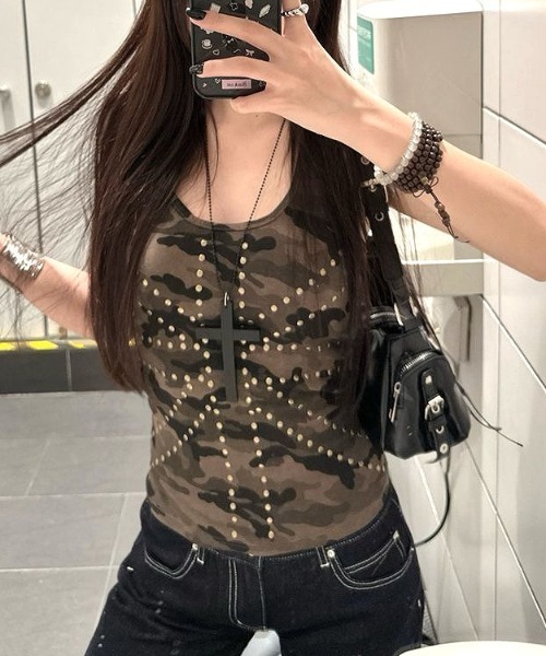SHEENA(シーナ)の「カモフラ柄スタッズタンクトップ(タンクトップ・レディース・カーキ・M)」の7枚目の写真