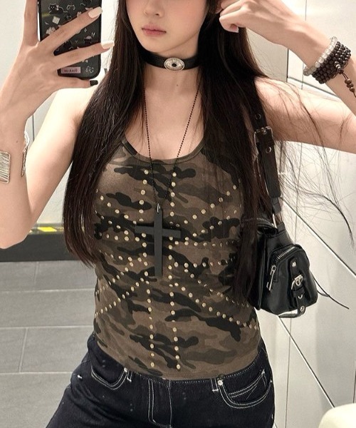 SHEENA(シーナ)の「カモフラ柄スタッズタンクトップ(タンクトップ・レディース・カーキ・M)」の8枚目の写真