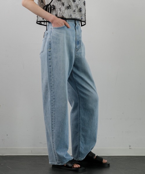 YANUK(ヤヌーク)の「ルーズストレート JOAN FVS(デニムパンツ・レディース・サックスブルー系・24/23/25)」の2枚目の写真