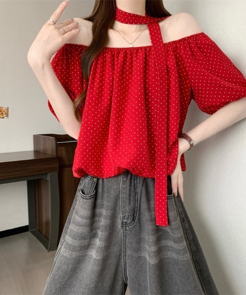 LUCPY(ラクピー)の「ドット柄オフショルダースカーフタイブラウス(シャツ/ブラウス・レディース・ホワイト/ブラック/レッド・FREE)」の6枚目の写真