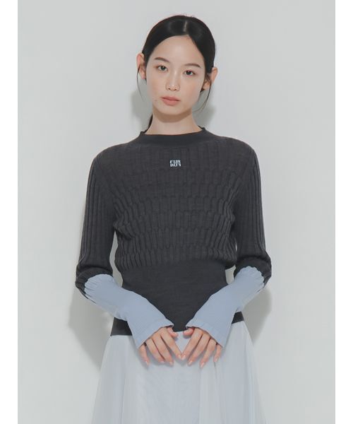 FURFUR（ファーファー）の「〈マシンウォッシャブル〉ロゴ刺繍バイカラーリブニット（ニット/セーター・レディース・チャコールグレー/レッド/ピンク/オフホワイト・F）」の2枚目の写真