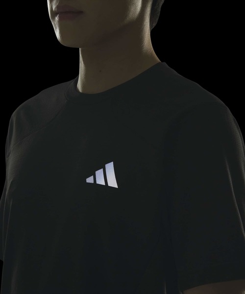 adidas(アディダス)の「テック エッセンシャルズ クールタッチ レギュラーフィット ステルス スリーバー 半袖Tシャツ / アディダス adidas(Tシャツ/カットソー・メンズ・ブラック・XX-LARGE/3XL/LARGE/MEDIUM/SMALL/X-LARGE/X-SMALL)」の4枚目の写真