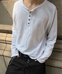 kutir（クティール）の「HENLEY NECK ROLL DESIGN SLUB LONG SLEEVE T-SHIRT／ヘンリーネック ロールデザイン スラブ ロングスリーブ Tシャツ（Tシャツ/カットソー）」