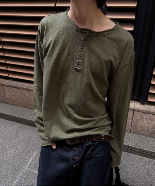 kutir(クティール)の「HENLEY NECK ROLL DESIGN SLUB LONG SLEEVE T-SHIRT/ヘンリーネック ロールデザイン スラブ ロングスリーブ Tシャツ(Tシャツ/カットソー・メンズ・ブラック/ネイビー/ブラウン/オフホワイト/カーキ/ボルドー・MEDIUM/LARGE)」の4枚目の写真