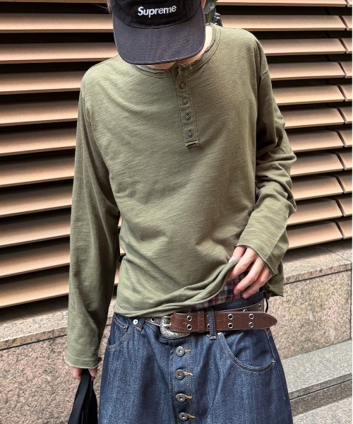 kutir(クティール)の「HENLEY NECK ROLL DESIGN SLUB LONG SLEEVE T-SHIRT/ヘンリーネック ロールデザイン スラブ ロングスリーブ Tシャツ(Tシャツ/カットソー・メンズ・ブラック/ネイビー/ブラウン/オフホワイト/カーキ/ボルドー・MEDIUM/LARGE)」の10枚目の写真