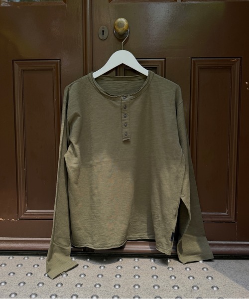 kutir(クティール)の「HENLEY NECK ROLL DESIGN SLUB LONG SLEEVE T-SHIRT/ヘンリーネック ロールデザイン スラブ ロングスリーブ Tシャツ(Tシャツ/カットソー・メンズ・ブラック/ネイビー/ブラウン/オフホワイト/カーキ/ボルドー・MEDIUM/LARGE)」の21枚目の写真