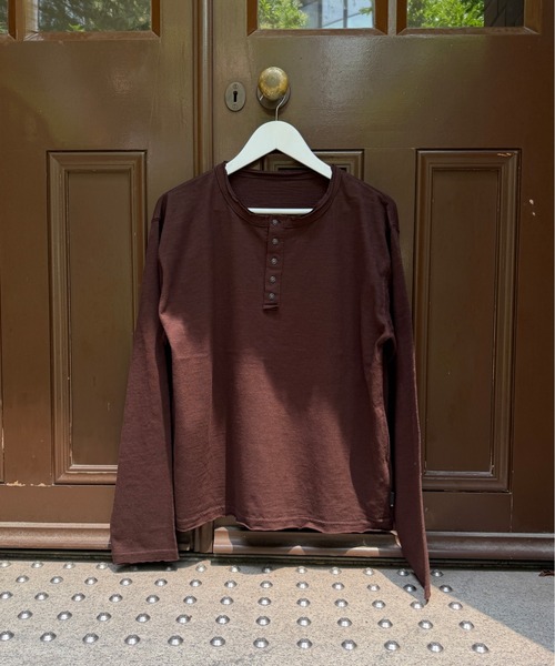 kutir(クティール)の「HENLEY NECK ROLL DESIGN SLUB LONG SLEEVE T-SHIRT/ヘンリーネック ロールデザイン スラブ ロングスリーブ Tシャツ(Tシャツ/カットソー・メンズ・ブラック/ネイビー/ブラウン/オフホワイト/カーキ/ボルドー・MEDIUM/LARGE)」の20枚目の写真