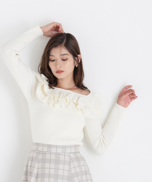 NATURAL BEAUTY BASIC(ナチュラルビューティーベーシック)の「フリルスクエアネックニット(ニット/セーター・レディース・ラベンダー/チャコールグレー/オフホワイト・FREE)」の2枚目の写真