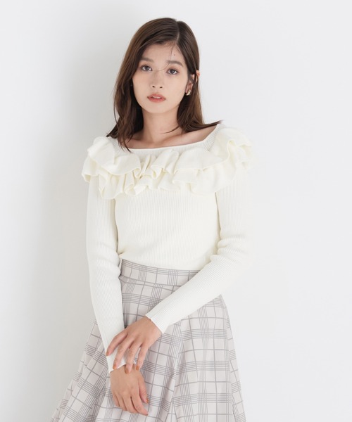 NATURAL BEAUTY BASIC(ナチュラルビューティーベーシック)の「フリルスクエアネックニット(ニット/セーター・レディース・ラベンダー/チャコールグレー/オフホワイト・FREE)」の4枚目の写真
