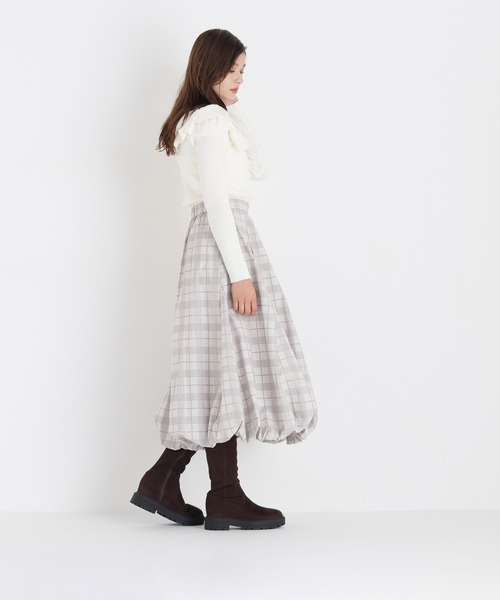 NATURAL BEAUTY BASIC(ナチュラルビューティーベーシック)の「フリルスクエアネックニット(ニット/セーター・レディース・ラベンダー/チャコールグレー/オフホワイト・FREE)」の5枚目の写真