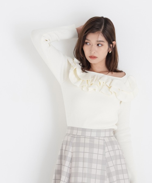 NATURAL BEAUTY BASIC(ナチュラルビューティーベーシック)の「フリルスクエアネックニット(ニット/セーター・レディース・ラベンダー/チャコールグレー/オフホワイト・FREE)」の9枚目の写真