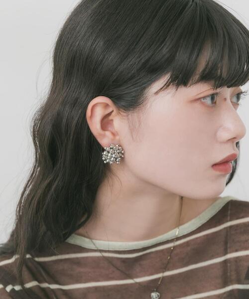 SMELLY(スメリー)の「メタルビーズボリュームピアス(ピアス(両耳用)・レディース・シルバー・-)」の4枚目の写真