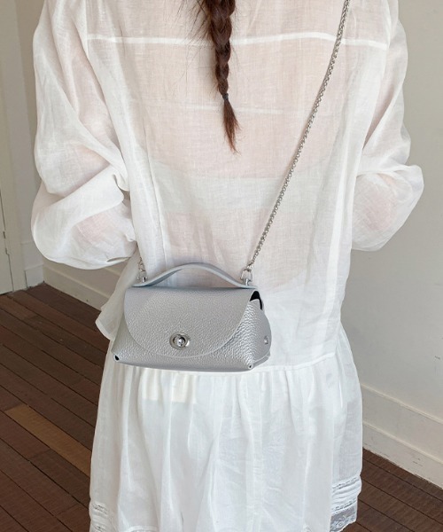 mebole(メボレ)の「chain shoulder mini bag(ショルダーバッグ・レディース・ホワイト/ブラック/シルバー・FREE)」の1枚目の写真