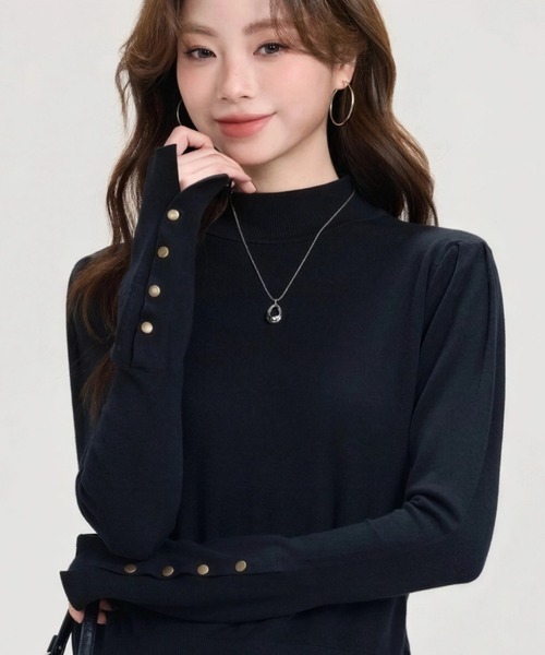 HAILY(ヘイリー)の「袖ボタンハーフタートルネックリブニット(ニット/セーター・レディース・アイボリー/ブラック/グレー・FREE)」の10枚目の写真