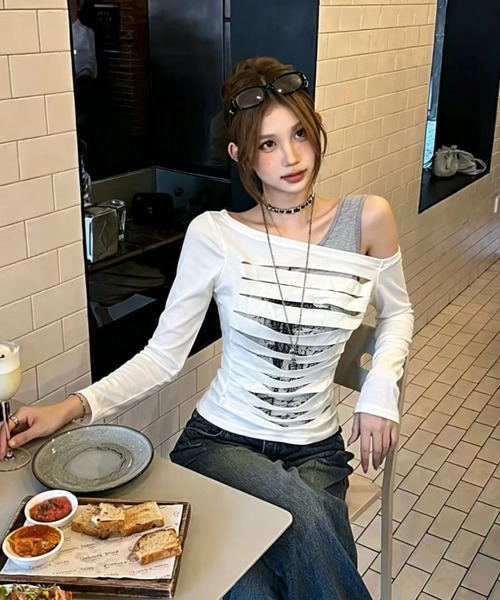 MONO8(モノハチ)の「大胆なスラッシュデザインが目を惹く、レイヤード風デザイントップス(Tシャツ/カットソー・レディース・ブラック・M)」の2枚目の写真