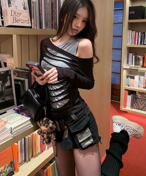 MONO8(モノハチ)の「大胆なスラッシュデザインが目を惹く、レイヤード風デザイントップス(Tシャツ/カットソー・レディース・ブラック・M)」の9枚目の写真