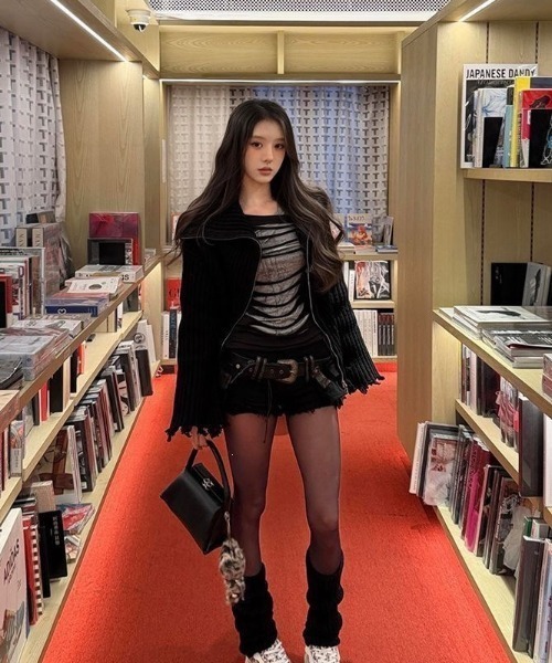 MONO8(モノハチ)の「大胆なスラッシュデザインが目を惹く、レイヤード風デザイントップス(Tシャツ/カットソー・レディース・ブラック・M)」の10枚目の写真