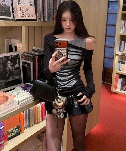 MONO8(モノハチ)の「大胆なスラッシュデザインが目を惹く、レイヤード風デザイントップス(Tシャツ/カットソー・レディース・ブラック・M)」の11枚目の写真