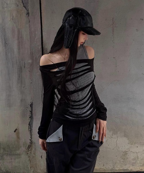 MONO8(モノハチ)の「大胆なスラッシュデザインが目を惹く、レイヤード風デザイントップス(Tシャツ/カットソー・レディース・ブラック・M)」の13枚目の写真