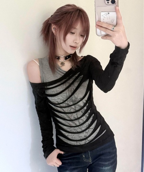 MONO8(モノハチ)の「大胆なスラッシュデザインが目を惹く、レイヤード風デザイントップス(Tシャツ/カットソー・レディース・ブラック・M)」の4枚目の写真