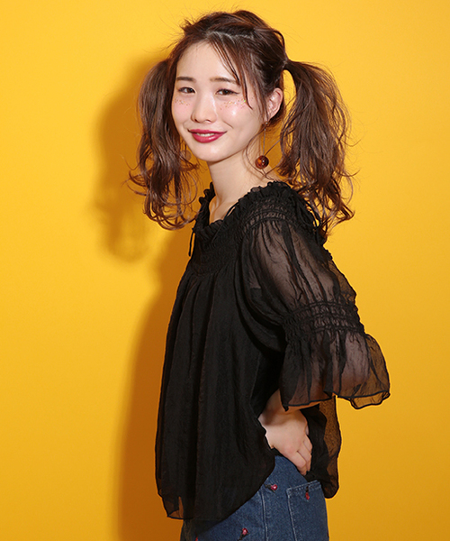 one after another NICE CLAUP(ワンアフターアナザーナイスクラップ)の「シャーリングオフショルブラウス(シャツ/ブラウス・レディース・レッド/オフホワイト/ブルー/ブラック・FREE)」の7枚目の写真