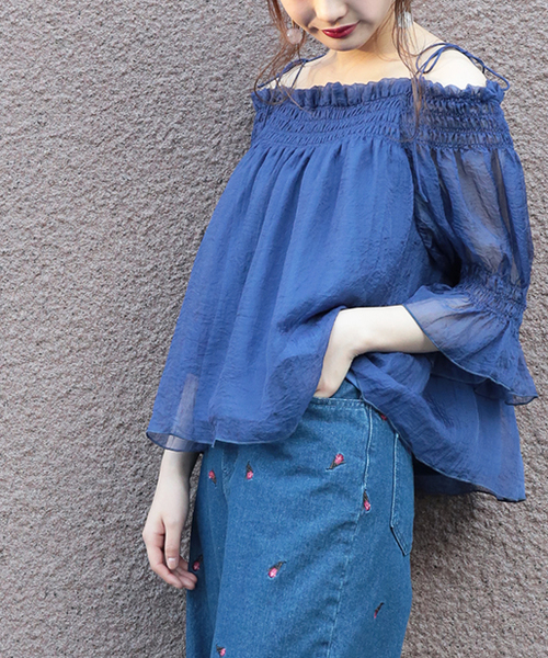 one after another NICE CLAUP(ワンアフターアナザーナイスクラップ)の「シャーリングオフショルブラウス(シャツ/ブラウス・レディース・レッド/オフホワイト/ブルー/ブラック・FREE)」の12枚目の写真