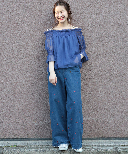 one after another NICE CLAUP(ワンアフターアナザーナイスクラップ)の「シャーリングオフショルブラウス(シャツ/ブラウス・レディース・レッド/オフホワイト/ブルー/ブラック・FREE)」の13枚目の写真