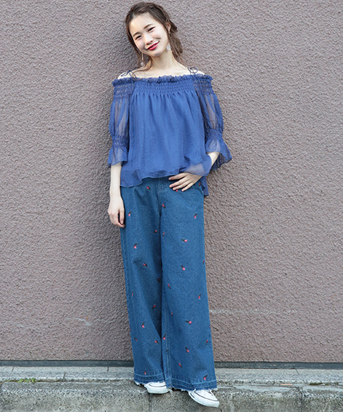 one after another NICE CLAUP(ワンアフターアナザーナイスクラップ)の「シャーリングオフショルブラウス(シャツ/ブラウス・レディース・レッド/オフホワイト/ブルー/ブラック・FREE)」の14枚目の写真