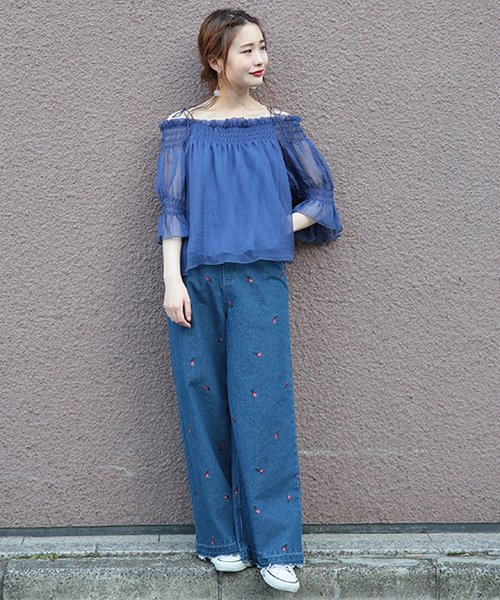 one after another NICE CLAUP(ワンアフターアナザーナイスクラップ)の「シャーリングオフショルブラウス(シャツ/ブラウス・レディース・レッド/オフホワイト/ブルー/ブラック・FREE)」の15枚目の写真
