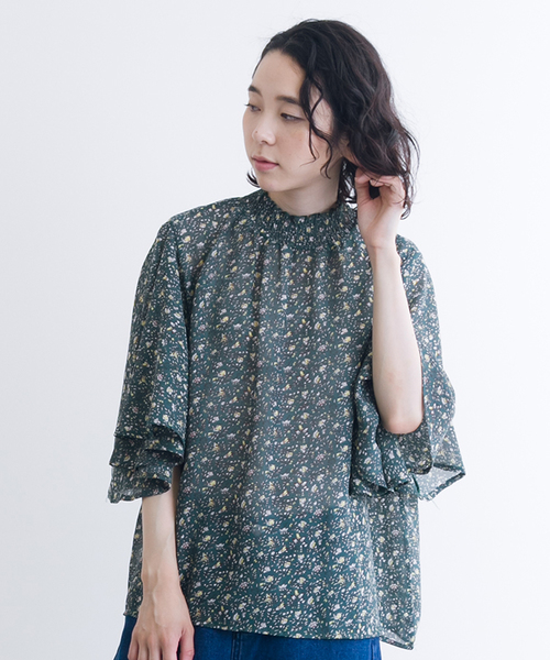 MERLOT(メルロー)の「フラワー柄ギャザーネックフレアスリーブブラウス1165(シャツ/ブラウス・レディース・ネイビー/イエロー/グリーン・FREE)」の1枚目の写真
