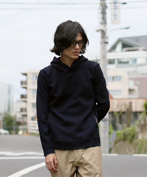 quadro(クオドロ)の「ランディミュールダブルニットプルパーカー(パーカー・メンズ・ブラウン/ネイビー/レッド・MEDIUM/LARGE)」の1枚目の写真