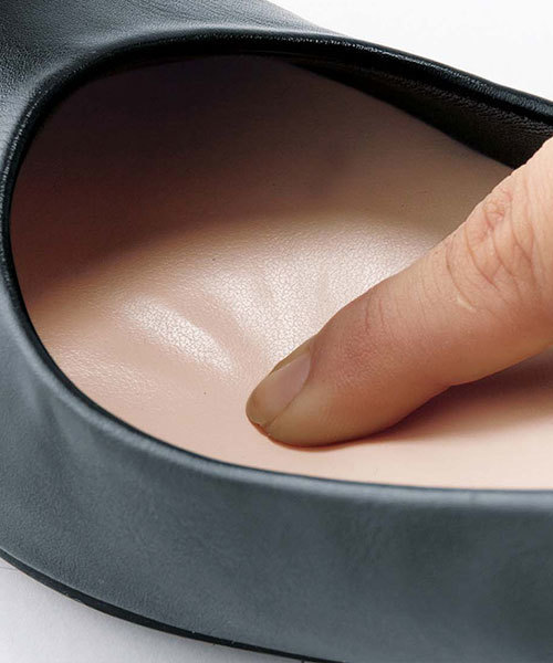 GeeRA（ジーラ）の「【匠シリーズ】優しい履き心地のプレーンパンプス（パンプス・レディース・レッド系その他/ブルー系その他/ブラック系その他/ブラック/ベージュ系その他/ネイビー/シルバー/ベージュ・24.0cm/24.5cm/23.5cm/22.5cm/23.0cm/23.5㎝/25cm/24cm/24.5㎝/23cm/22.5㎝）」の14枚目の写真