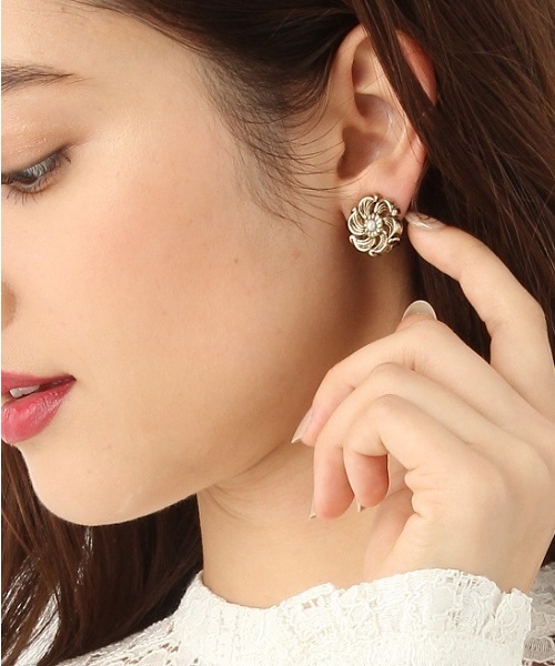 A part by（アパートバイ）の「ボタンイヤリング 775714 （イヤリング・レディース・ゴールド/ゴールド系その他/ゴールド系その他2/ゴールド系その他3・FREE）」の2枚目の写真