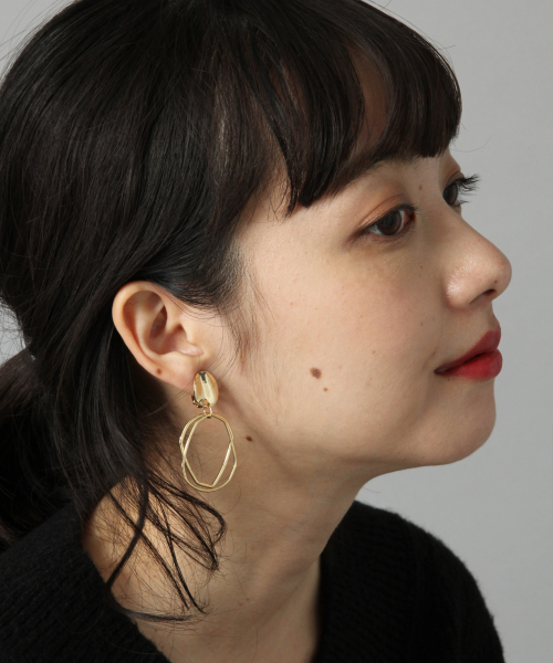 LOWRYS FARM（ローリーズファーム）の「メタルサークルイヤリング　809719（イヤリング・レディース・シルバー/ゴールド/シルバー系その他/ゴールド系その他/ベージュ/ライトグレー・FREE）」の3枚目の写真