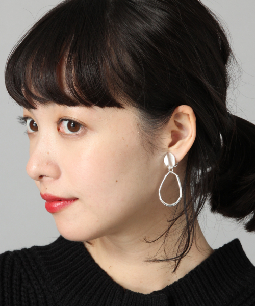 LOWRYS FARM（ローリーズファーム）の「メタルサークルイヤリング　809719（イヤリング・レディース・シルバー/ゴールド/シルバー系その他/ゴールド系その他/ベージュ/ライトグレー・FREE）」の4枚目の写真