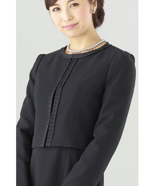 MONOIR(モノワール)の「濃染加工スリムアンサンブル(ジャケットワンピース)(アンサンブル・レディース・ブラック・13号/5号/7号/9号/11号)」の2枚目の写真