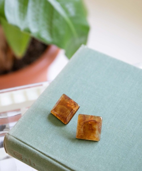 Edit Sheen(エディットシーン)の「アクリルべっ甲スクエアピアス(ピアス(両耳用)・レディース・ブラウン/ホワイト・FREE)」の7枚目の写真