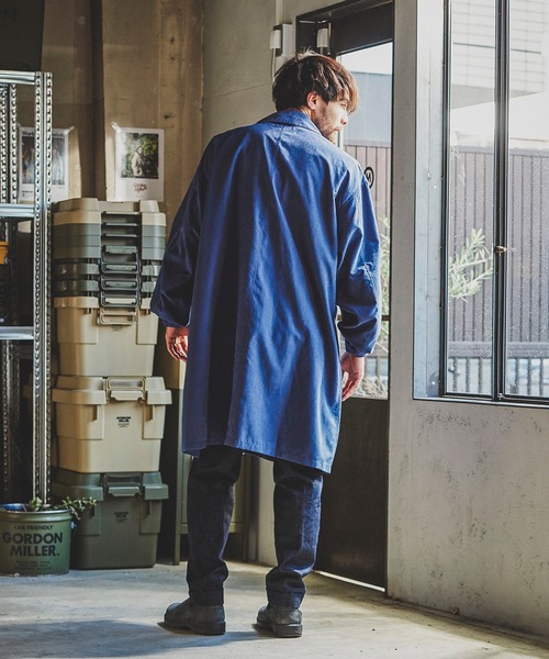 JACK & MARIE(ジャックアンドマリー)の「JACK & MARIE LONG COAT(2Colors)(ジャックアンドマリー マットサテンロングコーチコート)(BEIGE,NAVY)(ステンカラーコート・メンズ・ベージュ/ネイビー・M/L)」の4枚目の写真