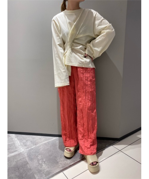 THROW by SLY(スローバイスライ)の「THROW TWIST DRAPE TOPS ツイスト ドレープ トップス(Tシャツ/カットソー・レディース・ブラック/オフホワイト・FREE)」の11枚目の写真