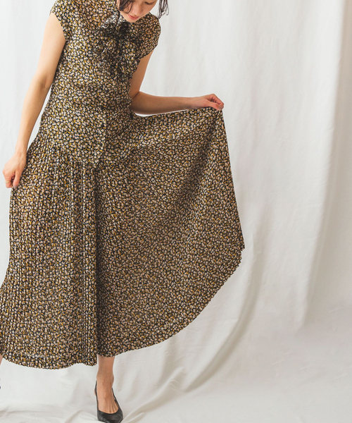 NARACAMICIE（ナラカミーチェ）の「スモールフラワープリーツパンツ