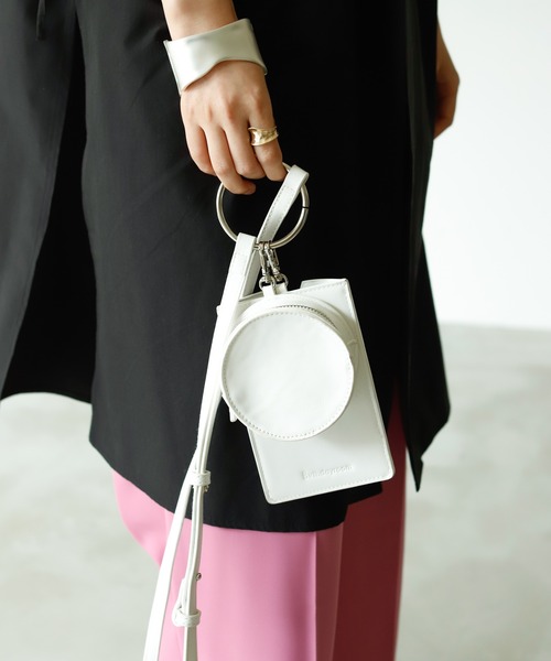 Birthday room(バースデイルーム)の「フェイクレザーキーホルダーマルチポーチ(ショルダーバッグ・レディース・ブラック/ホワイト・FREE)」の6枚目の写真