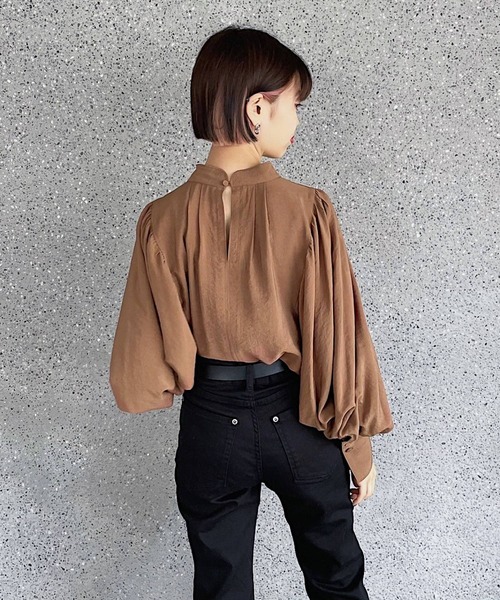 PAGEBOY（ページボーイ）の「2WAYボリュームスリーブブラウス（シャツ/ブラウス・レディース・ブラック/オフホワイト/ブラウン系その他/パープル系その他/グレイッシュベージュ・FREE）」の12枚目の写真