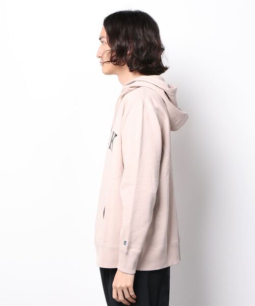 ROARK REVIVAL（ロアークリバイバル）の「【ROARK】“MEDIEVAL LOGO“ P/O HOODED SWEAT（パーカー・メンズ・ベージュ/グリーン/チャコールグレー・LARGE/MEDIUM/X-LARGE）」の4枚目の写真